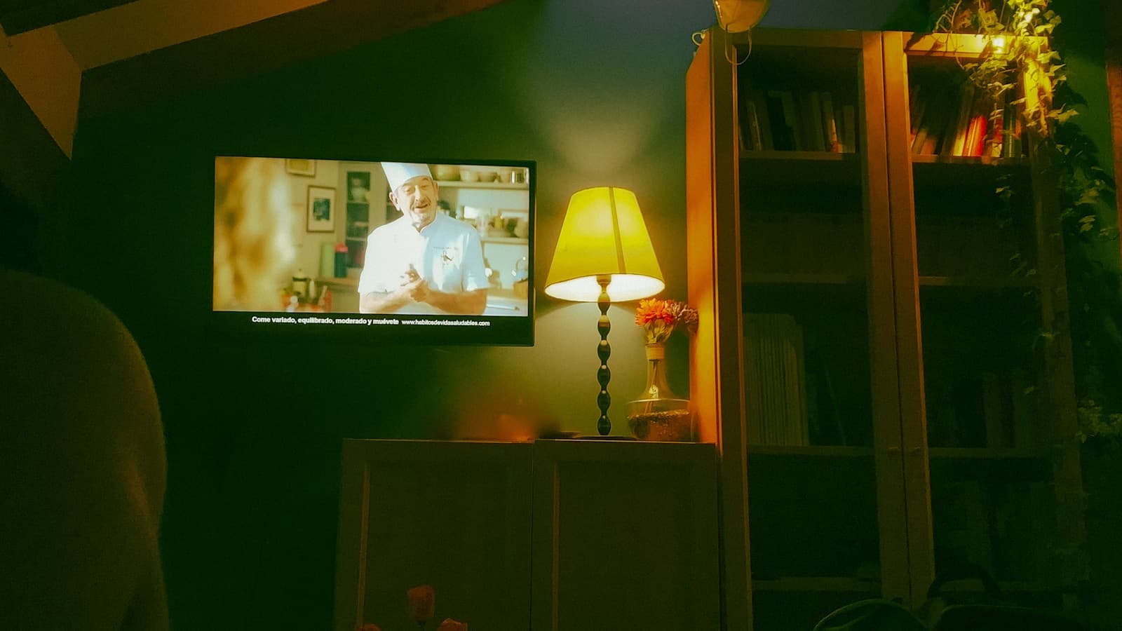 Яку діагональ телевізора обрати для кімнати: відстань, 4K і меблі